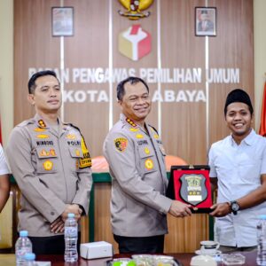 *Kapolrestabes Surabaya Pastikan Keamanan dan Kesiapan Pilkada 2024, Cek Gudang Logistik KPU*