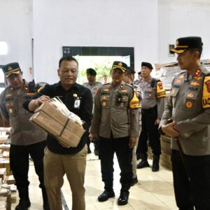 *Kapolres Pastikan Keamanan dan Kesiapan Pilkada 2024, Cek Gudang Logistik KPU Jombang*