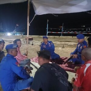 *Ngopi Bareng Masyarakat Pesisir, Polisi RW di Situbondo Ajak Warga Sukseskan Pilkada 2024*