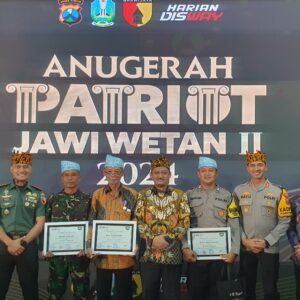 *Pak Bhabin Polres Jember dan Tiga Pilar Desa Pontang Raih Anugerah Patriot Jawi Wetan II*