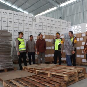 *Patroli Kapolres Tulungagung, Cek Gudang Logistik KPU Pastikan Keamanan dan Kesiapan Pilkada 2024*