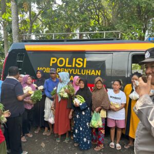 *Mobil Sayur Kamtibmas Polresta Banyuwangi Jadi Sarana Cooling System Pilkada 2024 Sambil Berbagi*