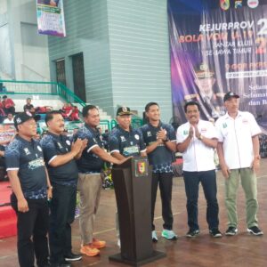 *Polda Jatim Gelar Kejurprov Bola Voli U-19 di Jember*  Radarposnusantara.id — Polres Jombang Polda Jatim,  Pengurus Provinsi Persatuan Bola Voli Seluruh Indonesia (PBVSI) Jawa Timur menggelar Kejuaraan Provinsi (Kejurprov) Bola Voli U-19 yang berlangsung di GOR PKPSO Kaliwates Jember, Minggu (27/10/2024).  Acara pembukaan Kejurprov Bola Voly ini dibuka oleh Wadir Polairud Polda Jatim, AKBP Nanang Arif Wibowo yang mewakili Kapolda Jatim Irjen Pol Drs Imam Sugianto,M Si.  Hadir dalam pembukaan Kejurprov Bola Voli U19 itu, Kapolres Jember AKBP Bayu Pratama, PJ Bupati Imam Hidayat, Dandim 0824, Para Komandan Batalyon di Jember serta Pejabat daerah Kabupaten Jember.   Kejuaraan ini akan diselenggarakan selama delapan hari, mulai dari 27 Oktober hingga 3 November 2024.  Kapolda Jawa Timur, Irjen Pol Imam Sugianto, selaku Ketua Umum PBVSI Jawa Timur yang diwakili AKBP Nanang Arif menyampaikan bahwa Kejurprov Bola Voli U-19 ini bertujuan untuk memperkuat kemampuan para pemain muda sekaligus menjadi ajang pemantauan potensi atlet bola voli masa depan Jawa Timur.  “Selain menjadi sarana untuk memantapkan kemampuan pemain muda, kami juga berharap dapat menemukan bibit-bibit baru yang akan mengharumkan nama daerah,” ujar Wadir Polairud Polda Jatim.  Diharapkan dengan kegiatan ini bisa semakin menumbuhkan kecintaan masyarakat terhadap olahraga dan menjaga generasi muda agar terhindar dari pengaruh negatif.  “Kejuaraan ini diharapkan tidak hanya menjadi ajang kompetisi, tetapi juga dapat menciptakan atmosfer positif di kalangan anak muda,” kata AKBP Nanang Arif Wibowo.  Sementara itu dikomfirmasi melalui selullar, Kabidhumas Polda Jatim, Kombes Pol Dirmanto selaku Ketua Harian PBVSI Pengprov Jatim mengatakan, sejumlah klub voli dari berbagai kota dan kabupaten di Jawa Timur turut ambil bagian dalam kejuaraan ini.  “Peamain klub dari daerah tentunya akan memperkuat hubungan antar-wilayah serta memajukan perkembangan olahraga bola voli di Jawa Timur,” terang Kombes Pol Dirmanto.  Kabidhumas Polda Jatim ini berharap masyarakat dapat mendukung penuh kejuaraan ini, sekaligus turut serta menyaksikan para pemain muda berjuang dan menunjukkan potensi terbaik mereka.   “Dengan adanya kejuaraan seperti ini, semoga semakin banyak generasi muda yang tertarik pada olahraga dan termotivasi untuk meraih prestasi,”pungkas Kombes Pol Dirmanto. (seco)