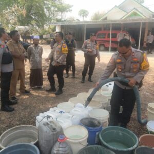 *Polres Probolinggo Kota Kembali Beri Bantuan 10 Ribu Liter Air Bersih di Tongas*