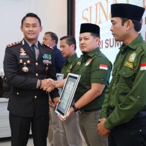 *Antusias Warga Sambut Khitan Gratis Polres Ponorogo di Hari Sumpah Pemuda*