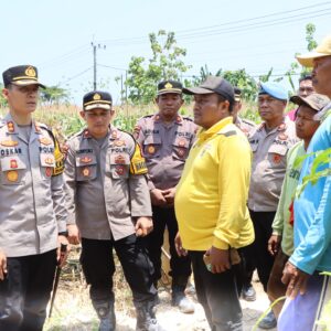 *Dukung Asta Cita Polres Tuban Beri Bantuan Pupuk untuk Petani Jagung di Tambakboyo*