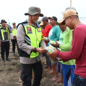 *Sukseskan Asta Cita, Polres Bojonegoro Serahkan Bantuan Pertanian untuk Masyarakat*