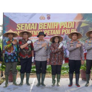 *Dukung Ketahanan Pangan Nasional, Kakorbinmas Baharkam Polri Semai Padi di Kulonprogo*