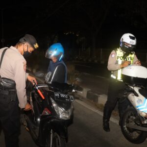 *Polres Pelabuhan Tanjungperak Intensifkan Patroli Malam, Jelang Tahap Coblosan Pilkada*