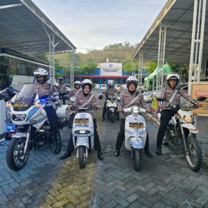 *Polwan Polres Gresik Jadi Pionir Patroli Kendarai Motor Listrik Edukasi Ramah Lingkungan*