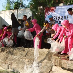 *Kapolres Sumenep Tabur Bibit Ikan Dukung Program Swasembada Pangan*
