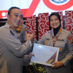 Kadiv Humas Polri Tekankan Kualifikasi Mumpuni Jajaran Demi Implementasi Asta Cita Pemerintah  Radarposnusantara.id — Polres Jombang  Polda Jatim,  Kadiv Humas Polri Irjen. Pol. Sandi Nugroho memberikan sejumlah penekanan kepada seluruh jajarannya dari jenjang Mabes Polri hingga Bidhumas Polda Jajaran. Hal itu disampaikan dalam Anev Konsolidasi Divisi Humas Polri 2024 yang digelar sebagai langkah gerak cepat Divisi Humas Polri sebagai penjabaran program Presisi Kapolri Jenderal Polisi Drs Listyo Sigit Prabowo,M.Si untuk segera mengimplementasikan Asta Cita Pemerintah Menuju Indonesia Emas 2024.  Menurut Kadiv Humas, sertifikasi yang telah dilakukan bagi jajarannya adalah upaya meningkatkan kualifikasi kehumasan. Sebab, take dipungkiri akan banyak tantangan ke depan yang dihadapi.  Dengan kualifikasi yang mumpuni, ujar Kadiv Humas, upaya mendukung terwujudnya Asta Cita Pemerintahan Presiden Prabowo Subianto dan Wakil Presiden Gibran Rakabuming Raka akan semakin matang dilakukan.  “Selanjutnya, segera implementasikan program asta cita pemerintah melalui kegiatan-kegiatan yang menjadi program prioritas Polri,” ungkap Irjen. Pol. Sandi, Jumat (8/11/24).  Diingatkan Kadiv Humas, sebagai fungsi utama Polri, tugas humas sebagai agen Cooling system adalah mengawali, menyertai, dan mengakhiri seluruh tugas kepolisian. Irjen. Pol. Sandi menekankan seluruh jajaran untuk memberikan pelayanan informasi kepada media, masyarakat, dan internal Polri dengan sigap.  “Salah satu yang tidak boleh dilupakan adalah engagement (pemahaman) masyarakat terhadap tugas kepolisian,  karena juragan kita adalah rakyat melalui portal Humas Polri dan media official Polri,” jelas Kadiv Humas.  Lebih lanjut ia memastikan bahwa respons cepat harus diberikan untuk memberikan penjelasan kepada media mainstream dan masyarakat demi mencegah hoaks. Pengoptimalan strategi golden hour dan golden minute pun jadi kuncinya.  Tak lupa Irjen. Pol. Sandi mengingatkan bahwa dalam waktu dekat akan ada momentum Pilkada serentak 2024 digelar. Menurutnya, kegiatan cooling system akan terus dimasifkan demi mewujudkan Pilkada serentak yang aman, damai, dan jurdil.  “Terus lakukan kegiatan cooling system, kegiatan humanis, dan bhakti kepolisian untuk memberikan kesejukan dan keseimbangan ditengah masyarakat di masa pemilukada serentak,” ujar Kadiv Humas.  Diketahui, sebelumnya dalam Anev Konsolidasi ini, Staf Ahli Kapolri Bidang Media Sosial, Rustika Herlambang mengapresiasi terselenggaranya acara ini.  “Acara hari ini luar biasa saya melihat seluruh atensi Kabid Humas dari berbagai Polda di indonesia. Mereka sangat antusias karena ini bicara mengenai rapor, bagaimana rapor Mabes Polri dalam satu tahun terakhir,” kata Rustika, Kamis (7/11/24).  Ia juga mengapresiasi dari sepanjang tahun 2012 sampai saat ini ada perubahan yang signifikan di kalangan Kabid Humas. Menurutnya, para Kabid Humas Polda se-Indonesia sudah punya kesadaran terhadap bermedia dan bermedia sosial.  “Kita lihat ada peningkatan nilai rapor mereka dari tahun 2015-2024,” katanya.  Dalam acara ini, ia mengingatkan saat ini dunia dan pemerintahan sudah berubah. Sesuatu yang dulu anglenya fokus di satu sisi sekarang mungkin berubah. Untuk itu, ia pun memberikan beberapa hal bahwa Polri juga harus berubah.  “Kita harus melihat angle seperti apa strategi komunikasi baru di era Presiden Prabowo. Saya juga mengingatkan teknologi yang semakin hari semakin canggih. Pada saat pembekalan menteri kemarin presiden Prabowo mengingatkan soal Artificial Intelligence (AI) bahwa saya juga mengatakan bahwa Polri juga beradaptasi dengan kekuatan AI,” ucapnya.  Ia pun berharap agar ke depan Polri sebagai salah satu pilar bangsa mampu menerapkan strategi komunikasi dan kinerja yang baik, dengan saling merangkul berbagai pihak, saling bekerja sama dengan berbagai kementerian, lembaga, instansi dan masyarakat.  “Polri harus lebih baik lagi di masa mendatang,” katanya. (seco)