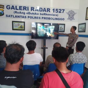 *Galeri Radar 1527, Inovasi Polres Probolinggo Berikan Sosialisasi Pemohon SIM*