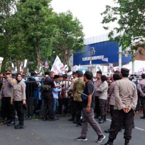 *Kolaborasi Polisi dan TNI Lakukan Pengamanan, Debat Kedua Pilkada di Bondowoso Berlangsung Kondusif*