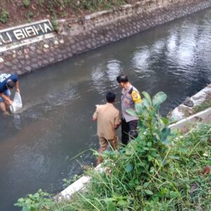 *Polisi Bersama Perangkat Desa Tebar 10.000 Bibit Ikan di Bondowoso,Wujudkan Ketahanan Pangan*