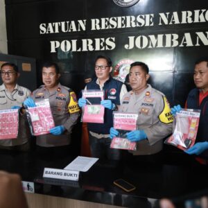 *Polisi Ringkus 2 Pengedar Narkoba dan Sita Barang Bukti 51 Paket Sabu*