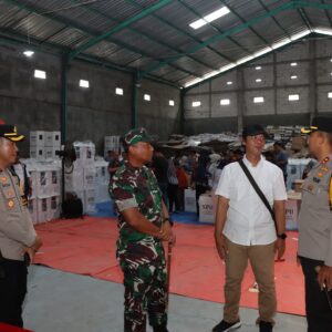 *Kapolres Kediri Kota Bersama Dandim 0809 Pastikan Logistik Pilkada 2024 di Gudang KPU Aman*