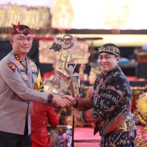 *Lestarikan Budaya Daerah,Polda Jatim Gelar Pertunjukan Wayang Kulit di HUT Korps Brimob ke-79 dan Polairud ke-74*