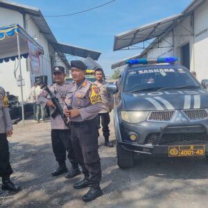 *Polisi Kawal Pendistribusian Logistik Pilkada 2024 di Jember*