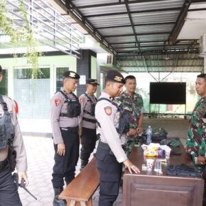 *Polres Situbondo Bersama TNI, Sinergi Gelar Patroli Pastikan Masa Tenang Jelang Coblosan Pilkada Aman*