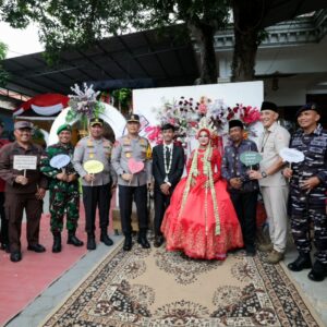 *Kapolda Jatim Kunjungi TPS Unik Nuansa Pesta Pernikahan di Bangkalan*