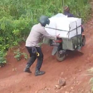 *Lintasi Jalan Setapak, Polres Malang Kawal Distribusi Logistik Pilkada ke TPS Terpencil*
