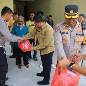 *Cooling System Pungut Suara, Polres Ngawi Berbagi Makanan Sehat Gratis untuk Warga di TPS*