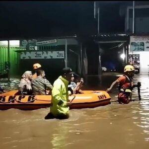 *Gercep Polres Ponorogo Bantu Evakuasi Warga Terdampak Banjir*