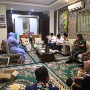 *Fokopimda Jombang Datangi Kediaman Ke 2 Paslon, Pasca Pemungutan Suara Pilkada 2024*
