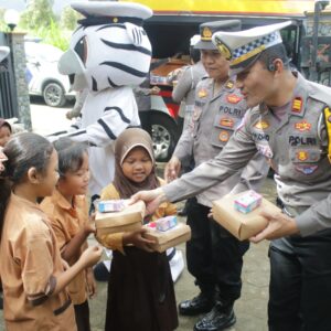 *Mobil Cinta Polres Nganjuk Kembali Berbagi Ratusan Kotak Makan Siang Sehat Gratis*