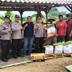*Polisi Beri Bantuan Bibit Jagung dan Pupuk di Sidoarjo, Wujudkan Ketahanan Pangan Nasional*