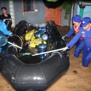 *Polres Malang dan Tim Gabungan Gerak Cepat Tangani Banjir Warga Diminta Tetap Waspada*