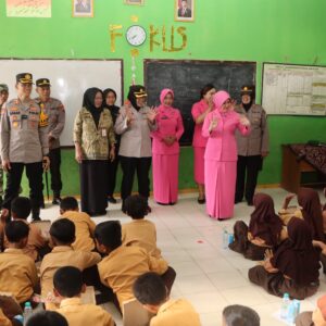 *Kunjungi Sekolah Dasar di Pedesaan, Kapolres Tuban Berbagi Makan Siang Bergizi Gratis*