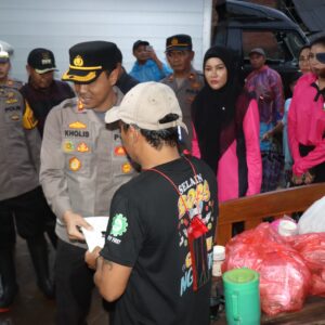 *Polres Malang Salurkan Bantuan untuk Warga di Tiga Kecamatan Terdampak Banjir*