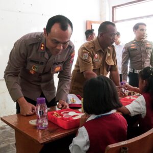 *Polisi Peduli, Polres Malang Berbagi Makanan Bergizi untuk Pelajar Terdampak Banjir*