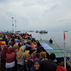 *Polres Probolinggo Kirim Bantuan Air Mineral ke Warga Pulau Gili Ketapang*