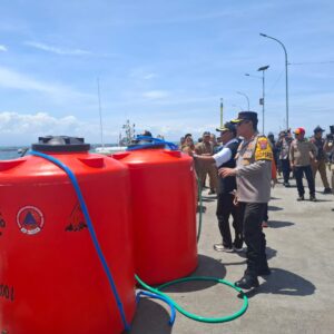 *Peringati Hari Jadi Polairud ke – 74, Polres Probolinggo dan Forkopimda Gelar Baksos di Pulau Gili Ketapang*