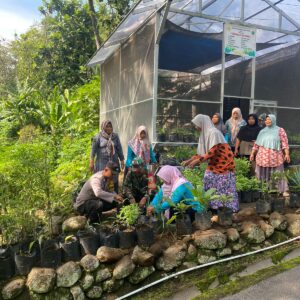 *Pak Bhabin di Magetan Ajak Warga Manfaatkan Pekarangan Tanami Sumber Pangan Bergizi*
