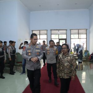 *150 Personel Disiagakan, Kapolres Situbondo Pastikan Rapat Pleno Rekap Suara Pilkada oleh KPU Aman*