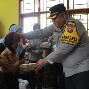 *Sukseskan Program Asta Cita, Kapolres Pamekasan Kunjungi SLB PGRI Berbagi Makan Siang Gratis*
