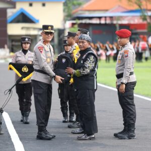 *Asistensi Kampung Tangguh dan Polisi RW, Kapolda Jatim Pimpin Apel Besar Petugas Polmas dan Satkamling Pasca Pilkada*