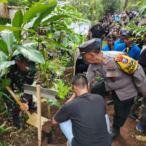 *Sinergitas Polres Lumajang Bersama TNI dan Forkopimda Lakukan Penghijauan di Sumber Klerek Gucialit*
