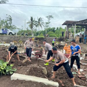 *Gotong Royong Polisi Bersama Warga Perbaiki Makam yang Rusak Akibat Banjir di Blitar*