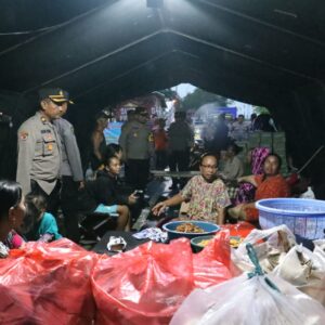 *Polres Mojokerto Kota Dirikan Posko Tanggap Bencana dan Beri Bantuan Sembako untuk Warga Terdampak Banjir*