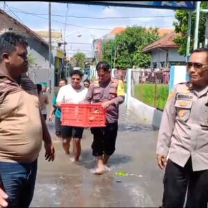 *Peduli Bencana, Polisi Salurkan Bantuan Kepada Warga Terdampak Banjir di Jombang*