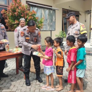 *Wujudkan Asta Cita, Polres Kediri Kota Berbagi Makanan Bergizi dan Jus Buah Gratis*