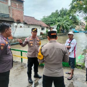 *Antisipasi Banjir, Polres Jombang Koordinasi Pemasangan Pompa air*