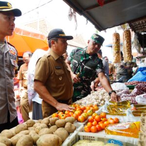 *Jelang Nataru 2024 Satgas Pangan Polres Madiun bersama Forkopimda Tinjau Stabilitas Harga Sembako*