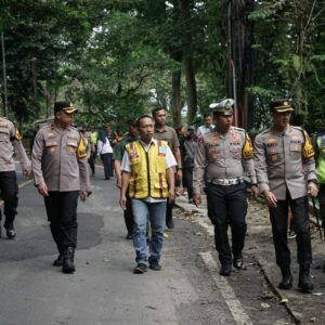 *Mitigasi Jalur Rawan Jelang Nataru, Polres Jember Sisir Jalan di Gunung Gumitir*