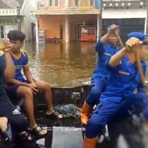 *Ditpolairud Polda Jatim Terjunkan Personel Bantu Evakuasi Korban Banjir*